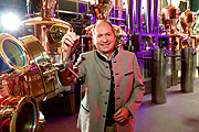 Geschäftsführer Anton Stetter vor der neuen, modernen Destillationsanlage (Foto: People Picture/Jens Hartmann)